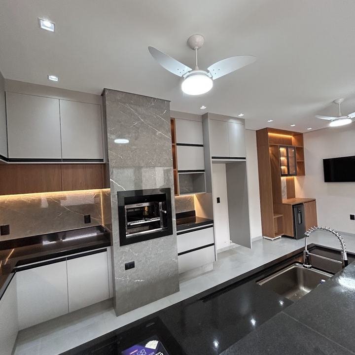 Cozinha com barzinho e cristaleira