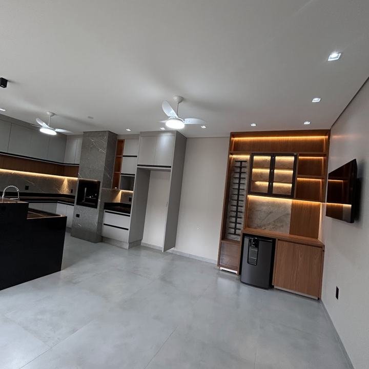 Cozinha com barzinho e cristaleira